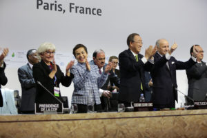 Global leaders applauding after the negotiations in Paris turn out successful (Creative Commons)